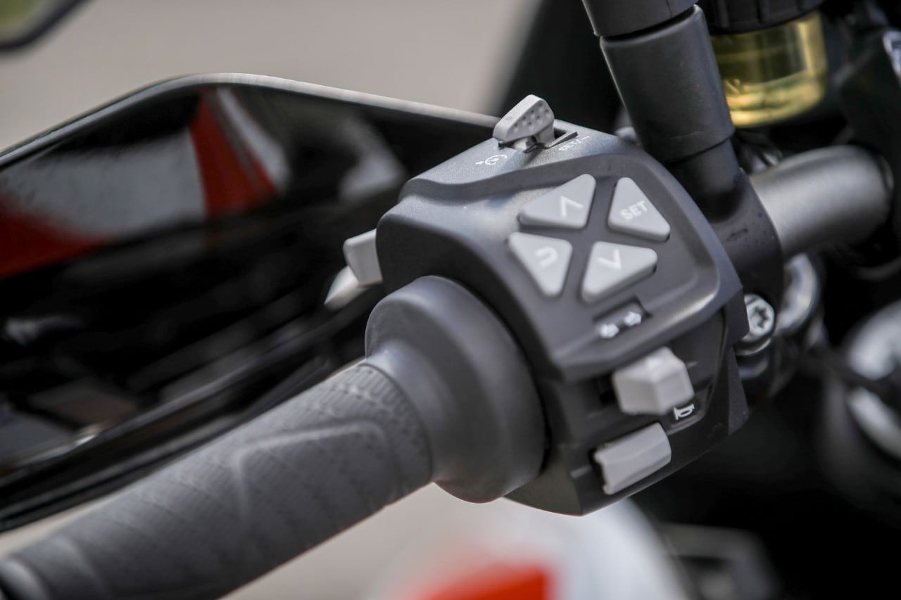 Aprilia Tuono V4 VS KTM 1290 Super Duke GT: la SFIDA delle hypernaked!